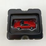 トレーに収まった赤いフェラーリ GTO のミニカーを近くから写したところ