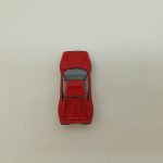 赤いミニカーを真上から写したところ