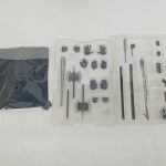 ブリスターに入った交換用の手首と武器のパーツ、黒い布のパーツ
