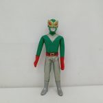 サンダーマスクの衣装を着た人形の全身正面