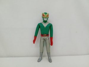 サンダーマスクの衣装を着た人形の全身正面