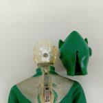 マスクを外した透明素体の頭部と、外したマスク