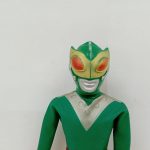 マスクをかぶった頭部と胸元のアップ