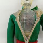 背中のファスナーを開け、透明な素体の背中が見える状態