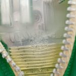 透明な素体の背中の刻印のアップ