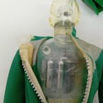 背中のファスナーを開けた透明素体の上半身