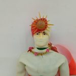 頭部の飾りとマスク、首飾りを近くから写したところ
