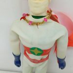 胸から腰にかけてのコスチュームとベルト、手袋