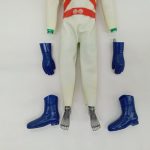 コスチュームの下半身と、外した手袋とブーツ、素体の手足