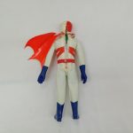 コスチュームを着せた変身サイボーグの後ろ姿