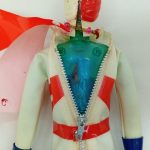 コスチュームのファスナーを開けて、素体の胸を見せたところ