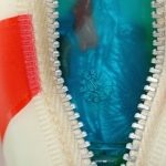 ファスナーの中の素体の胸の刻印を近くから写したところ