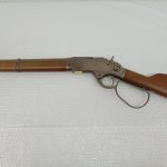 本体の左側面。木目調のストックとループレバー