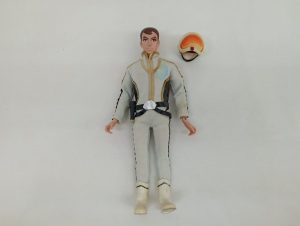 ウルトラ警備隊の隊員服を着た人形の全身とヘルメット