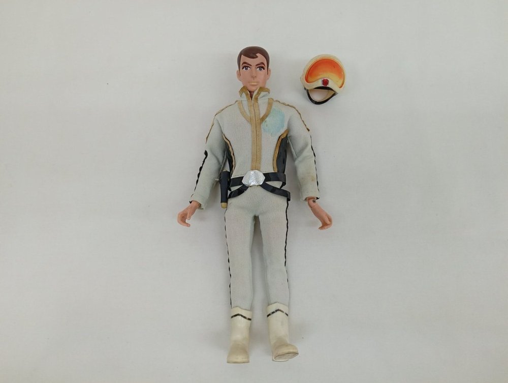 ウルトラ警備隊の隊員服を着た人形の全身とヘルメット