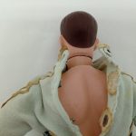 隊員服の背中を開いた状態。中の素体の背中