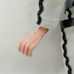 左手と袖口の拡大