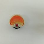 ヘルメットの正面。オレンジ色のバイザー