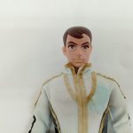 人形の顔と隊員服の襟元