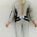 隊員服の胸元とガンベルトのバックル