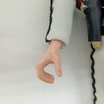 右腕とホルスターに入った銃
