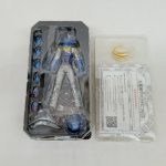 ブリスターに収まった本体と交換用の手首、台座と説明書