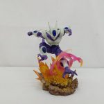 クウラ最終形態のフィギュア。オレンジのエフェクトと岩の台座