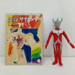 変身セットの台紙と、ウルトラマンタロウのコスチュームを着せた人形