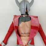 コスチュームの背中を開いたところ。素体の背中の刻印