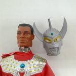 マスクを外した素体の顔とタロウのマスク