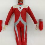 手袋を外したコスチューム姿の人形