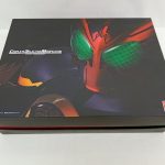 外箱の正面。COMPLETE SELECTION MODIFICATIONのロゴと仮面ライダーオーズの顔のアップ