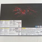 外箱の裏面。注意書きのラベルとバーコード