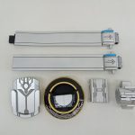 ベルトの帯2本とバックル・オーカテドラル・ホルダー類を並べたところ