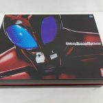 外箱の正面。カブトの仮面の絵と『COMPLETE SELECTION MODIFICATION』のロゴ、BANDAIのマーク
