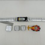 ベルト本体とカブトゼクター、小さなパーツ3点を並べたところ
