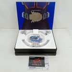 箱を開けた状態。内箱の台座に収まったガタックゼクターと、手前にCOMING SOONのカード