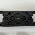 ベルト中央バックルの裏面。電池ボックスのねじと刻印