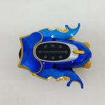 ガタックゼクターを上から見た全体。青い本体と金色の脚