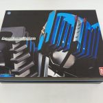 外箱の正面。COMPLETE SELECTION MODIFICATIONのロゴとディエンドの意匠、BANDAIロゴ