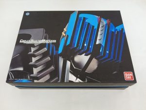 外箱の正面。COMPLETE SELECTION MODIFICATIONのロゴとディエンドの意匠、BANDAIロゴ