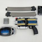ディエンドライバー本体、ベルト帯2本、バックル、カードケースを並べた状態
