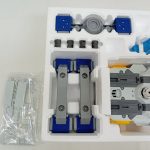 トレイの別の区画と袋入りの部品