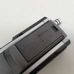 カイザフォン裏面の電池蓋のアップ
