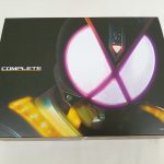 内箱の正面。カイザの顔の写真とCOMPLETEの文字