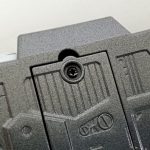 バックル裏面の電池蓋のねじのアップ