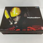 外箱の正面。COMPLETE SELECTION MODIFICATIONのロゴとダークカブトの顔、BANDAIロゴ
