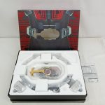 外箱を開けた状態。中蓋の絵とトレーに収まったゼクターとベルト