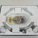 トレーに収まったゼクター、ベルト、バックル類のアップ