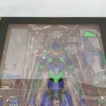 ブリスターに収まった初号機の上半身